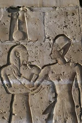 Relief forestillende farao med guden Horus, portikus i Seti I
