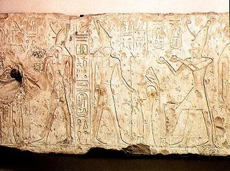 Relief, der forestiller Ramesses II (1279-1213 f.Kr.), der bringer rituelle ofringer til familien af Osiris, detalje på højre side med Ramesses, der tilbyder to flasker vin til Horus, fra Abydos, New Kingdom (kalksten)