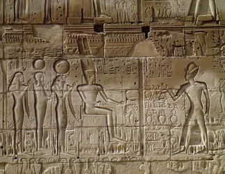 Relief, der forestiller Seti I (ca. 1294-1279 f.Kr.) som ofrer til Amun, fra den nordlige ydervæg af Hypostyle Hall, New Kingdom