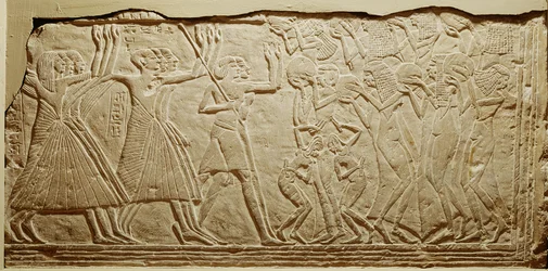 Relief, der viser en begravelseskortege, fra Saqqara (kalksten)