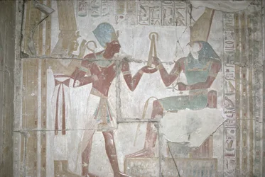 Relief af Isis, præsenterer Sethos I (1303-1290 f.Kr.) til Horus, New Kingdom (vægmaleri)