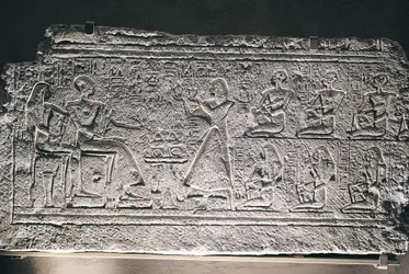 Relief af Ptahotep og Tauseret fra Saqqara, hvor parret modtager tilbud fra deres ældste søn Amenheb og andre børn.