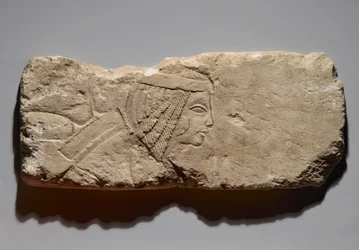 Relief af en kvinde, muligvis fra Tell el-Amarna, New Kingdom, ca. 1353-1336 f.Kr. (kalksten)