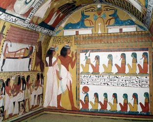 Sennedjem og hans kone står over for en naos, der indeholder tolv guddommeligheder, fra vestvæggen af Sennedjems grav, The Workers Village, New Kingdom (vægmaleri)