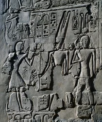 Den unge Ramses II foran guden Amon, detalje fra scener med ofringer til guderne, relief, indvendige vægge i den store hypostylehal, Karnak-tempelkomplekset (Unescos verdensarvsliste)