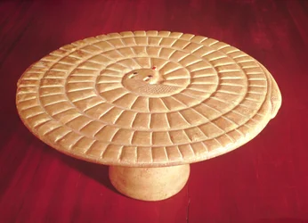 Slangeformet spillebræt brugt til spillet mehen, Thinite Period (alabaster)