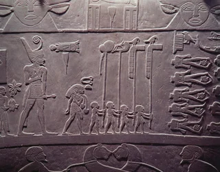 Narmer-paletten: ceremoniel palette, der forestiller kong Narmer, iført Nedre Egyptens røde krone, inspicerende bundne og halshuggede fanger, fundet i Hierakonpolis, tidlig dynastisk periode, ca. 3000 f.Kr.