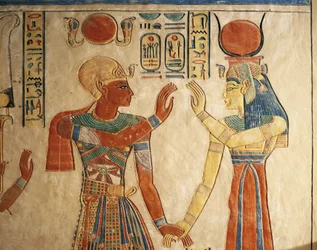 Egypten, Luxor, det gamle Theben, Dronningernes Dal, Amonherkhopeshafs grav, malet relief med farao Ramses 3. foran Isis