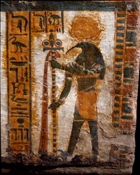 Egyptisk oldtid: Thot, månens gud, i skikkelse af en mand med ibishoved. Dekoration af den antropoide sarkofag tilhørende skriveren Butehamon, 21. dynasti (1085-935 f.Kr.). Det Egyptiske Museum i Torino (Torino, Museo Egizio)