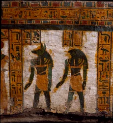 Egyptisk antikvitet: begravelsesgenierne Douamoutef og Kebehsenouf (eller Qebehsenouf). dekoration af den antropoide sarkofag af skriveren Butehamon, 21. dynasti (1085-935 f.Kr.). Egyptens museum i Torino (Torino, Museo Egizio)