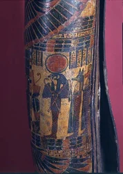 Detalje af sarkofag, der viser Re-Harakhty med solskive, der holder kroge- og slagle-sceptre, to sønner af Horus stående bagved, tredje mellemperiode, 850-730 f.Kr. (polykrom gesso) (detaljer fra 83357)