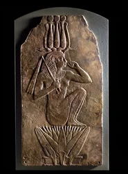 Plaque af Iuput II som barnegud, der dukker op fra lotusblomst (fajance)