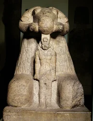 Statue af Amon i form af en vædder, der beskytter kong Taharqa, 690-664 f.Kr.