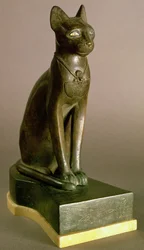 Statuette af en kat, der repræsenterer gudinden Bastet, bærende kartouchen af Psamtek I, Saite Periode, ca. 664-610 (bronze og guld)