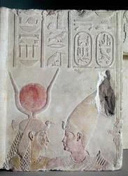 Nectanebo II (360-343 f.Kr.) bliver omfavnet af gudinden Isis, fragment fra en dør, sen periode, ca. 358-341 f.Kr. (malet kalksten) (se også 172244)