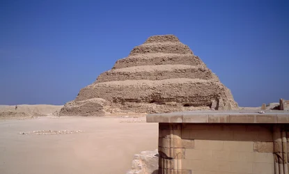 Egyptisk oldtid: Udsigt over Sakkarah-pyramiden. Konstruktion af Imhotep til kong Djeser (omkring 2.700 f.Kr.) (3. dynasti) Saqqarah, Egypten