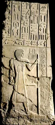 Panel, Aa-akhti, hieroglyffer og en figur, sent 3. dynasti (kalksten)