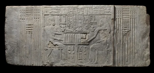 Præsten Sheri og hans kone Khenteyetka, med begravelsesoffer, fra Sheris grav, Saqqara, Det Gamle Kongerige (kalksten)