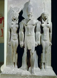 Triade af Menkaure (Mycerinus) med gudinden Hathor og gudinden for Aphroditopolis nome, taget fra Valley Temple of the Pyramid of Menkaure i Giza, Det Gamle Rige, ca. 2529 f.Kr. (skifer) (se