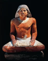 Oldtidens Egypten: statue af en siddende skriver fra nekropolisen Saqqara (Sakkara), 5. dynasti, antikke imperium (kalksten)