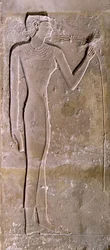 Søjle, der forestiller en kvinde, der lugter en lotusblomst, Old Kingdom, 2423-2263 f.Kr.