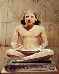 Skriftskriver sidder med ben overskrævs og holder en papyrusrulle, fra Saqqara, Old Kingdom ca. 2475 f.Kr. (kalksten)