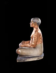 Vidt udsyn over den krøbende skriftlærerstatue fra Saqqara, Det Gamle Kongerige (kalksten, alabast og bjergkrystal) (se også 50750)