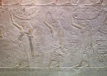 Kvinder, der personificerer dødsdomæner og bringer ofre, fra Mastaba i Akhutotep, Old Kingdom (malet kalksten)