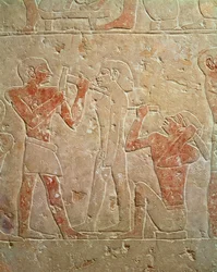 Relief af to billedhuggere, der udskærer en statue, fra mastabaen i Kaemrehu, Saqqara, Det Gamle Kongerige, ca. 2325 f.Kr. (malet kalksten)