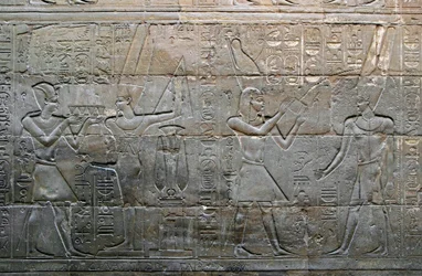 Ægyptisk oldtid: Kong Alexander den Store ofrer til guden Amon Min (Amon-Min). Detalje af et lavt relief. Kapel af den hellige båd, Luxor-templet, Egypten.