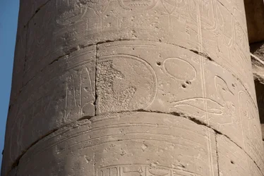Egyptisk antikvitet: detalje af en søjle med patron slettet på grund af "damnatio memoriae"", sletning af patronerne fra nogle faraoer, der anses for kætterske af deres efterfølgere, Luxor-templet. Østbredden (Theben), Egypten