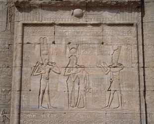 Egyptisk oldtid: udsigt over de lave relieffer af gudinden Hathors tempel i Dendera