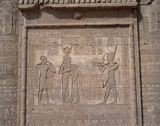 Egyptisk oldtid: udsigt over de lave relieffer af gudinden Hathors tempel i Dendera