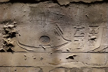 Re bevæger sig på solbåden, Luxor-templet (relief)