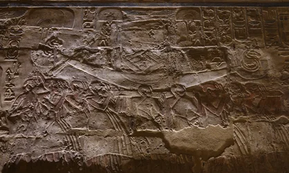 Slaver, der bærer en båd, Luxor-templet (relief)
