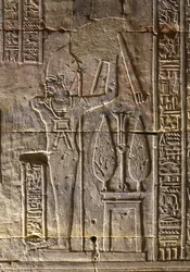 Farao og hans attributter, Horus-templet i Edfu