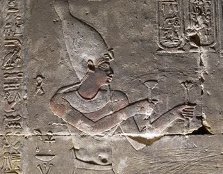 Farao iført hedjet, Horus-templet i Edfu