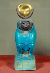 Oldegyptisk kunst: statuette af guden Thot som bavian. Ptolemæisk periode (332-30 f.Kr.). Sølv, fajance, guld, skulptur. Fra Hermopolis, Egypten. Højde: 0,150 m.