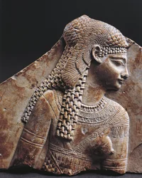 Basrelieffragment, der portrætterer Cleopatra