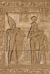 Egyptisk antikvitet: Romersk mammisi til minde om fødslen af Ihy, Hathors søn - Detalje af relieffer og hieroglyffer: gudinden Isis - Hathor plejer sin søn Ihi (Ihy) og bag hende endnu et billede af Ihi med en finger i munden, der indikerer, at det er -en
