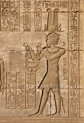 Egyptisk antikvitet: Romersk mammisi til minde om fødslen af Ihy, søn af Isis - Detalje af relieffer og hieroglyffer: Kejser Trajan bærer ofre til gudinden Hathor - Hathors tempel, Denderah, Egypten - Egyptisk civilisation: Kejser Trajan bærer