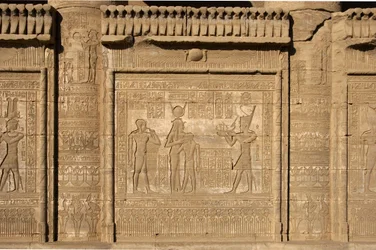 Egyptisk oldtid: Romersk mammisi til minde om fødslen af ​​Ihy, søn af Isis. Hathors tempel, Denderah, Egypten
