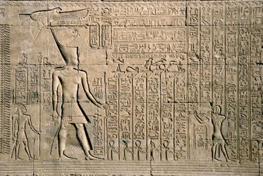 Egyptisk antikvitet: ydre relief med hieroglyffer. Hathor-templet, Denderah, Egypten - Egyptisk civilisation: hierogyfer og figurer skåret på væggen af Hathor-templet (eller Tentyra-templet) i Denderah, bygget under Pepi I