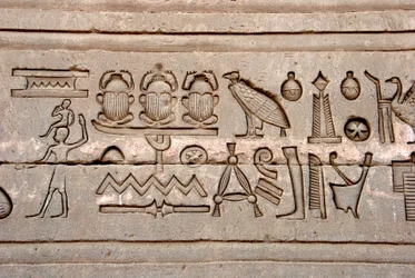 Egyptiske antikviteter: hieroglyffer på den østlige væg af Hathor-templet, Dendera, Egypten