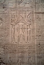 Egyptisk oldtid: lavt relief, der forestiller kroningen af kong Ptolemæus IV. Horustemplet, Edfu, Egypten