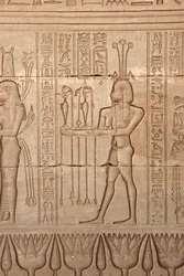 Egyptiske antikviteter: repræsentation af en mand, der bringer ofre som hyldest til gudinden, Hathors tempel, Dendera, Egypten