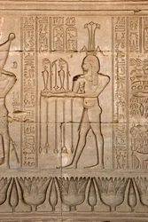 Egyptisk antikvitet: repræsentation af Nilens gud, Hapy og hieroglyffer, Hathor-templet, Denderah, Egypten - Egyptisk civilisation: Nilens gud, Hapy og hieroglyffer skåret på væggen af Hathor-templet (eller Tentyra-templet) i Denderah,