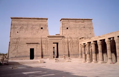 Egyptisk antikvitet: udsigt over indgangen til Edfu-templet (Edfu) dedikeret til den guddommelige Horus og bygget mellem 237 og 57 f.Kr. Egypten