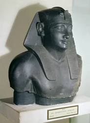 Fragment af en statue i egyptisk stil af Ptolemaios 1., 305-283 f.Kr. (basalt)
