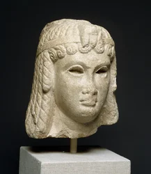 Hoved af en dronning iført en tung paryk, muligvis Cleopatra VII (69-30BC) (marmor)